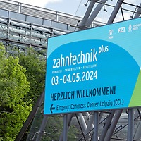Digitale Anzeigetafel mit Begrüßung zur zahntechnikplus am 3.–4. Mai 2024